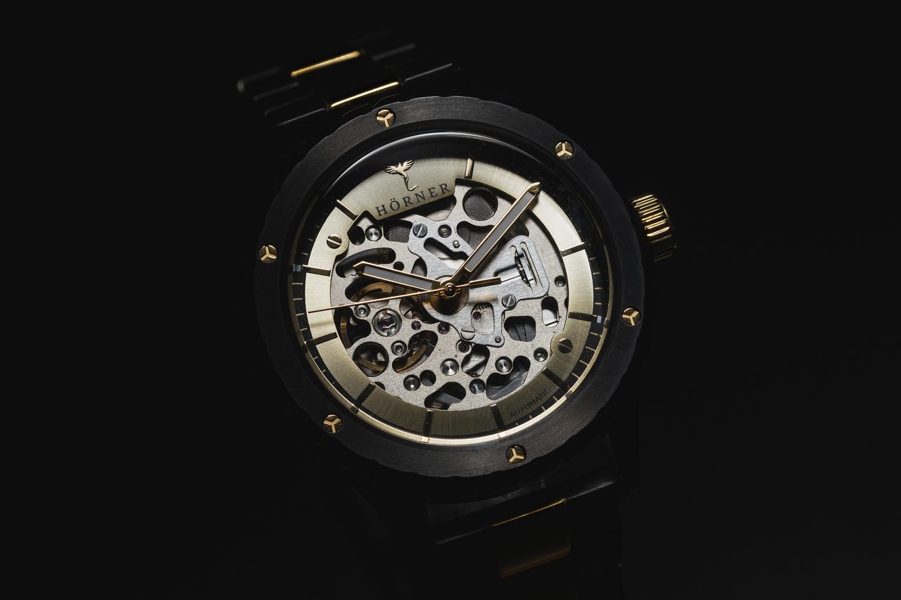 Das sichtbare Automatikwerk einer Pulsar Imperial Armbanduhr, ein Symbol für die Zeit als Geschenk für den werdenden Vater