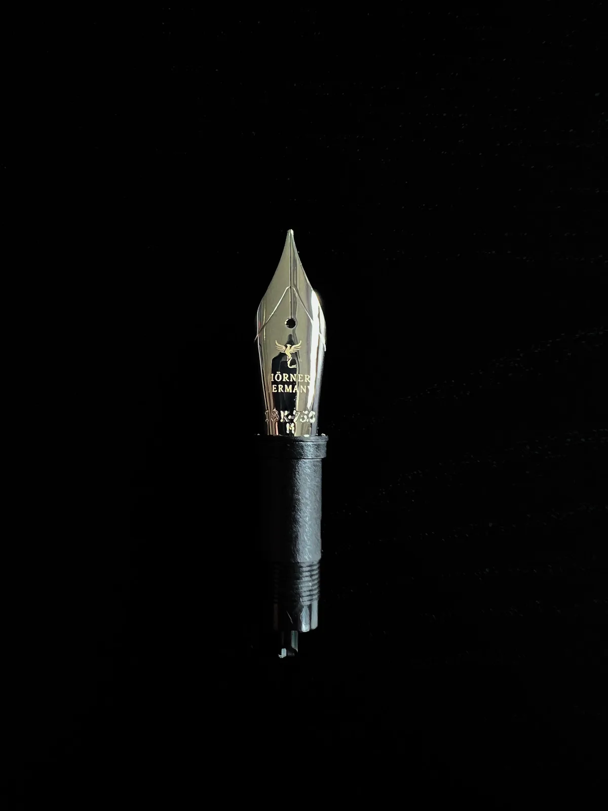 Hörner Füllfederhalter-Feder der Größe 6 aus 18k Gold, rhodiert, vor schwarzem Hintergrund