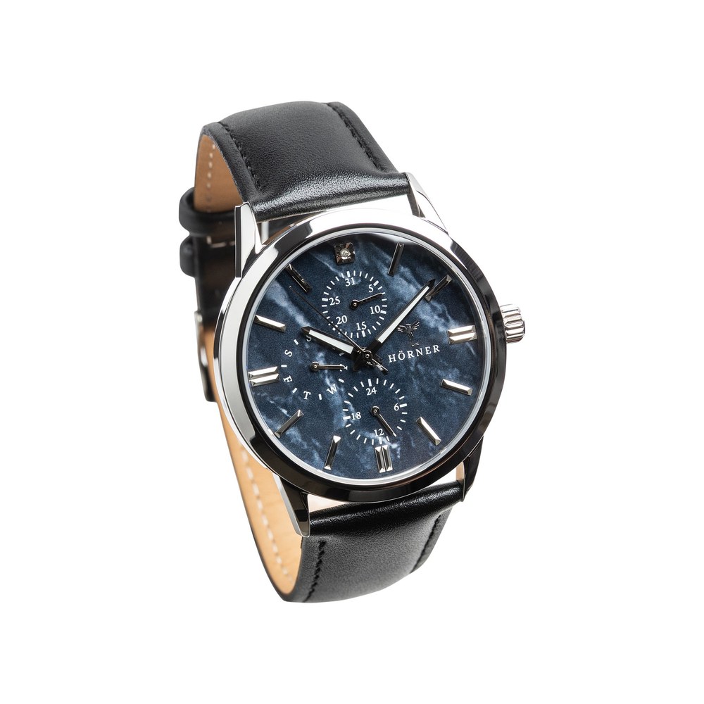 Hörner Nova Midnight in Dreiviertelansicht: Edelstahlgehäuse, mitternachtsblaues Zifferblatt und schwarzes Lederarmband