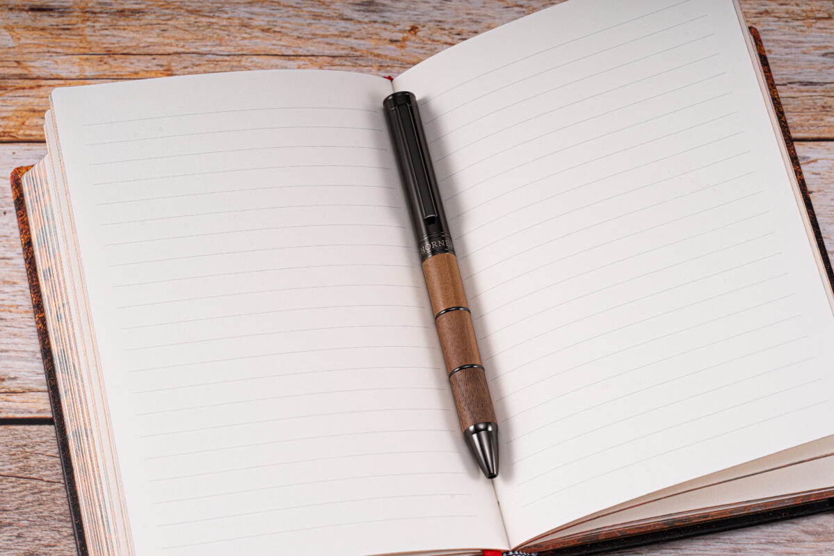 Obscurus Holzkugelschreiber aus Walnussholz mit Gravur