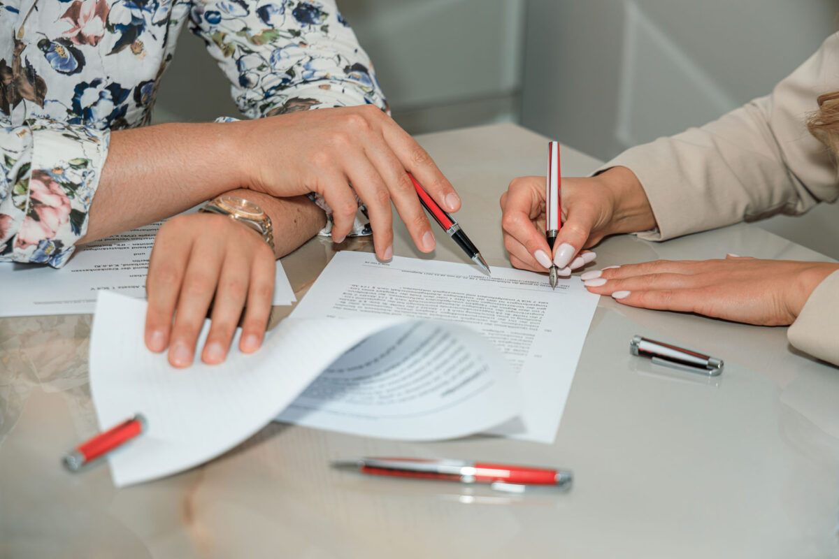 HÖRNER Vulcanus Kugelschreiber neben hochwertigen Geschäftspapieren