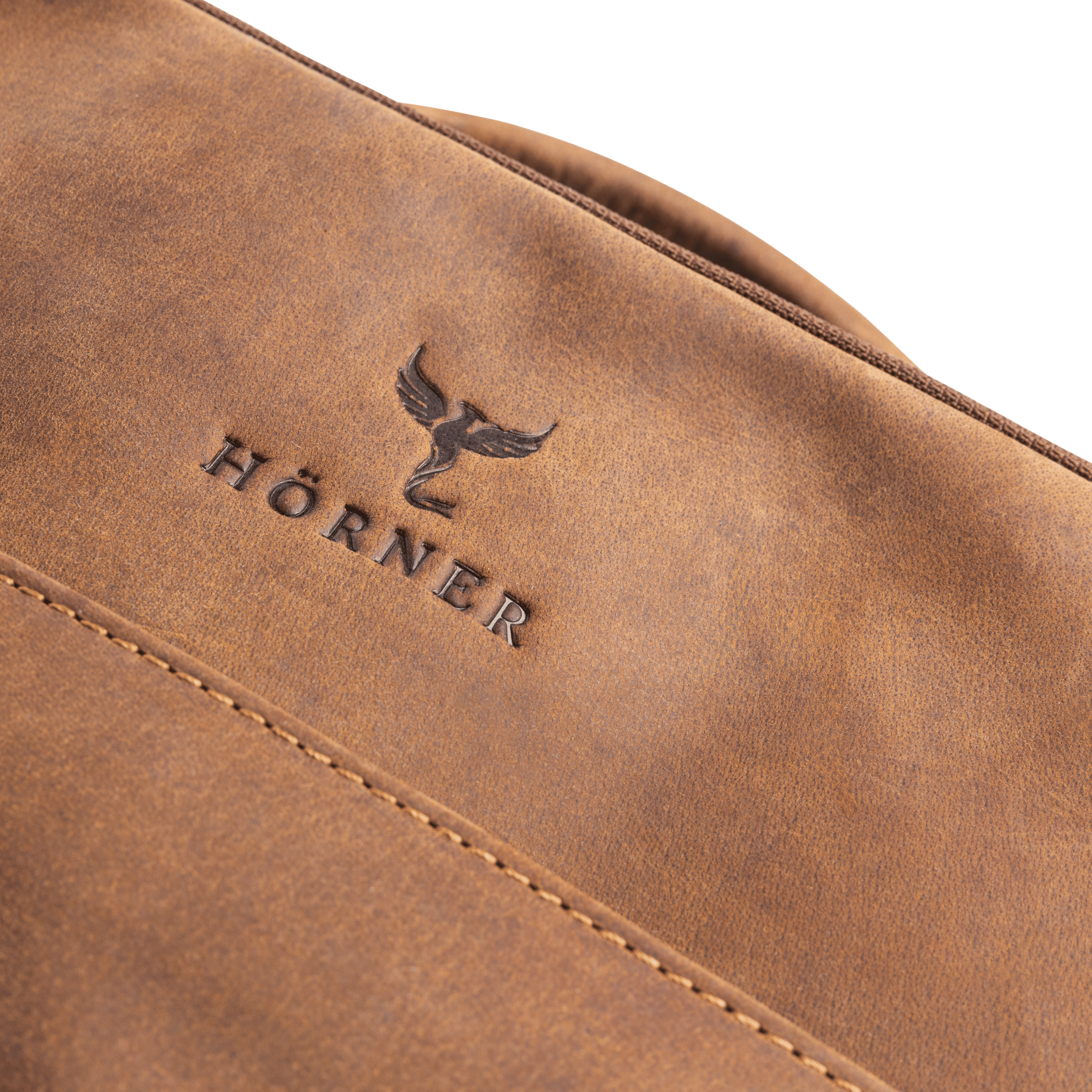 Saxum Vintage Lederrucksack Detail, eingeprägtes Hörner-Logo auf Distressed Vintage-Leder