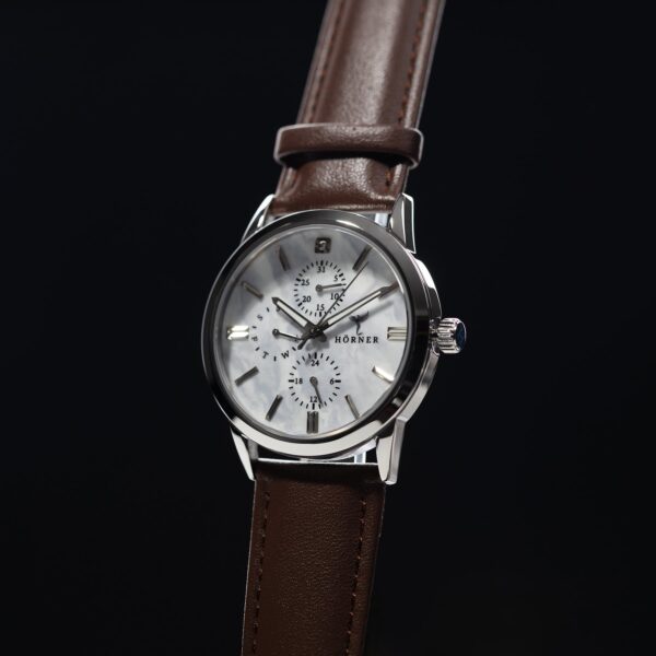 Hörner Nova Aurora Zifferblatt-Detail, helles Weiß mit irisierender Perlmutt-Optik