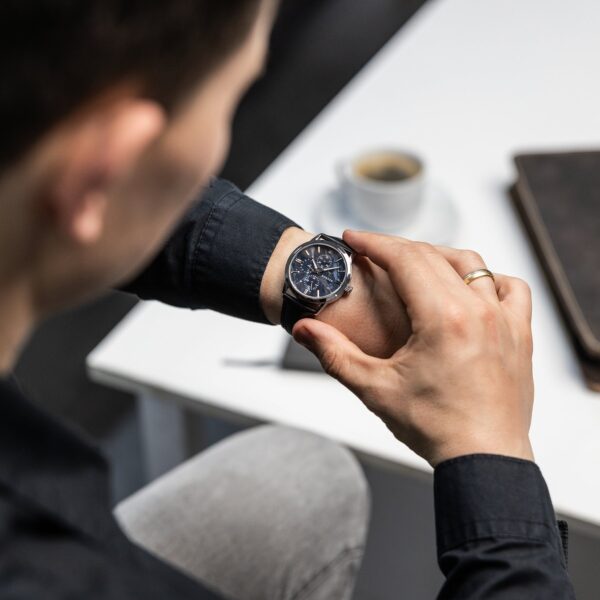 Hörner Nova Eclipse am Handgelenk, modernes Business-Outfit