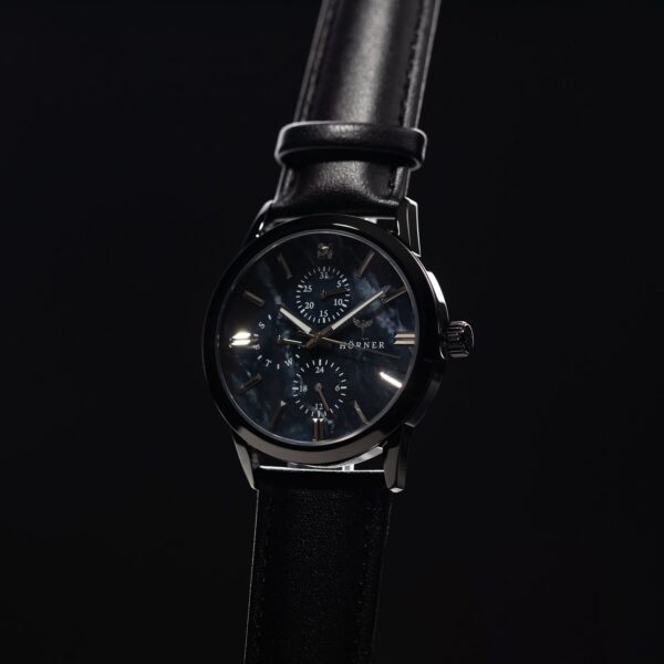 Hörner Nova Eclipse Zifferblatt-Detail, tiefschwarze Struktur mit irisierender Tiefe