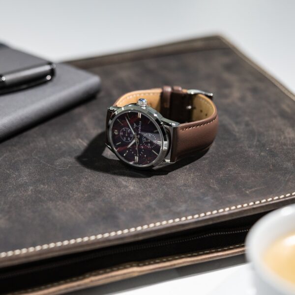 Hörner Nova Ember auf Leder-Konferenzmappe mit Kaffeetasse