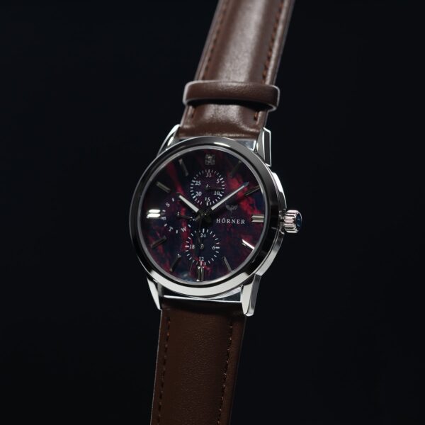 Hörner Nova Ember Zifferblatt-Detail, tiefes Weinrot mit irisierender Perlmutt-Optik