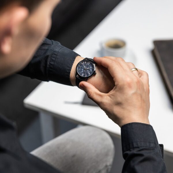 Hörner Nova Midnight am Handgelenk, Business-Outfit mit dunklem Sakko