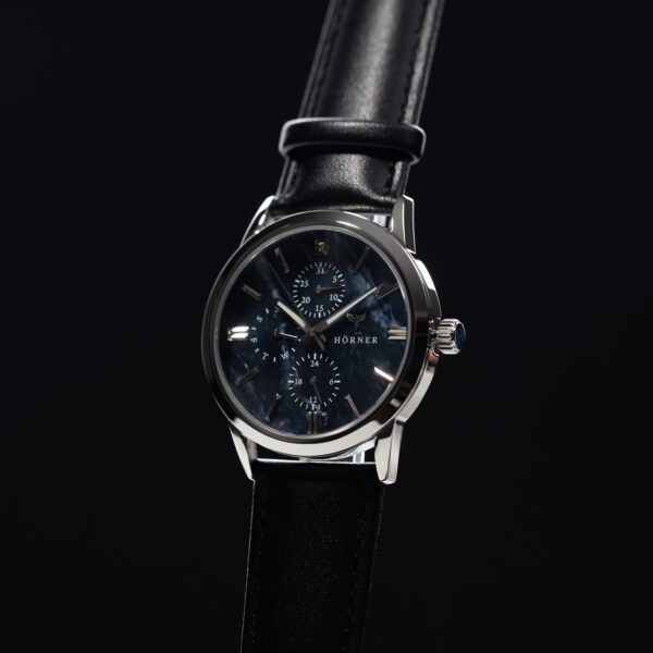 Hörner Nova Midnight Zifferblatt-Detail, tiefschwarze Struktur mit irisierender Tiefe