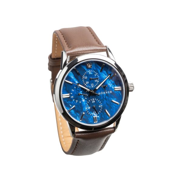 Hörner Nova Nebula in der Schrägansicht, Edelstahlgehäuse und braunes italienisches Lederarmband