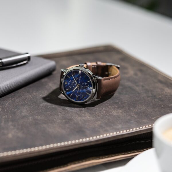 Hörner Nova Nebula auf Leder-Konferenzmappe neben Füllfederhalter und Espressotasse