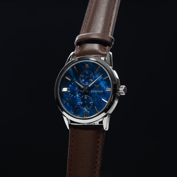 Hörner Nova Nebula Zifferblatt-Detail, blaue Struktur mit irisierender Tiefe