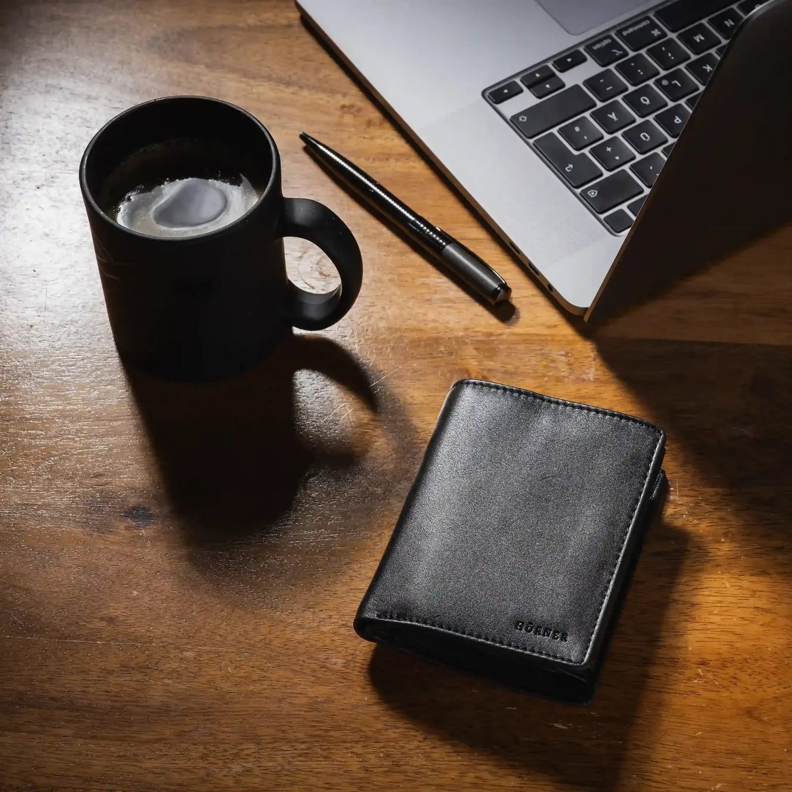 Hörner Magnus Portemonnaie auf Schreibtisch mit Espresso und MacBook