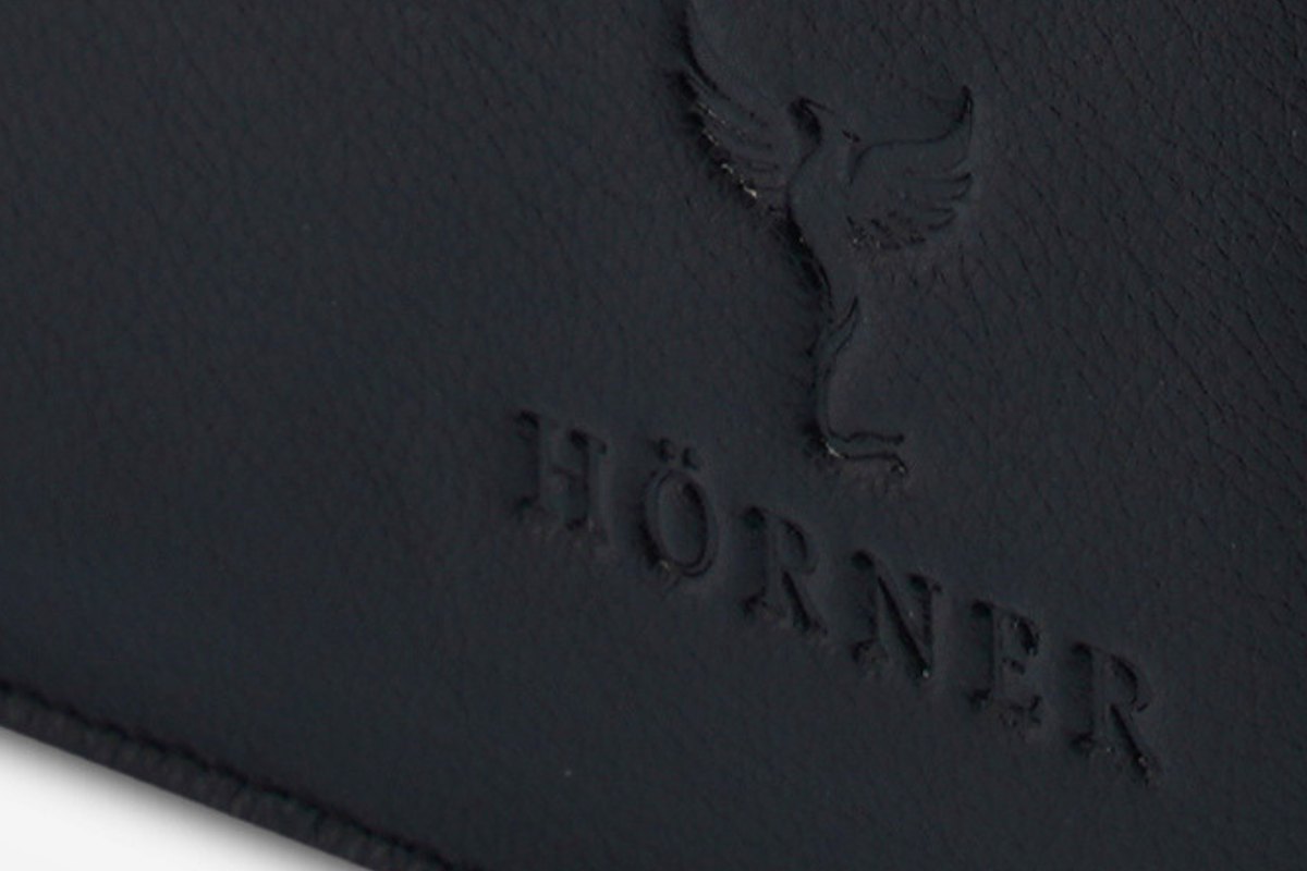 Eingeprägter Hörner Phönix und Schriftzug auf dem schwarzen Rindleder der Berlin Konferenzmappe